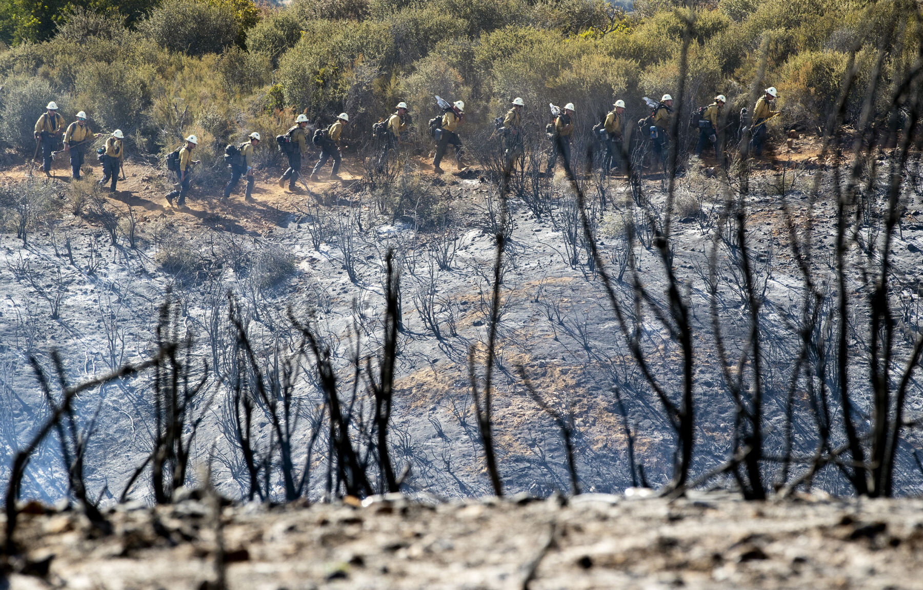 Apple fire in Riverside County grows to more than 4,100 acres, prompting evacuation of hundreds of homes
